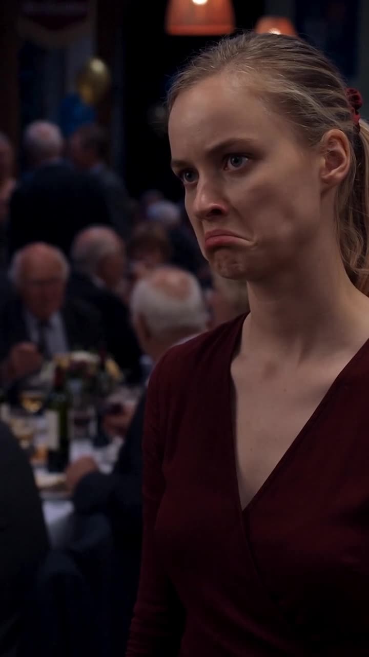 Sophie reagiert mit verbittertem Gesichtsausdruck auf die unerwartete Wende.