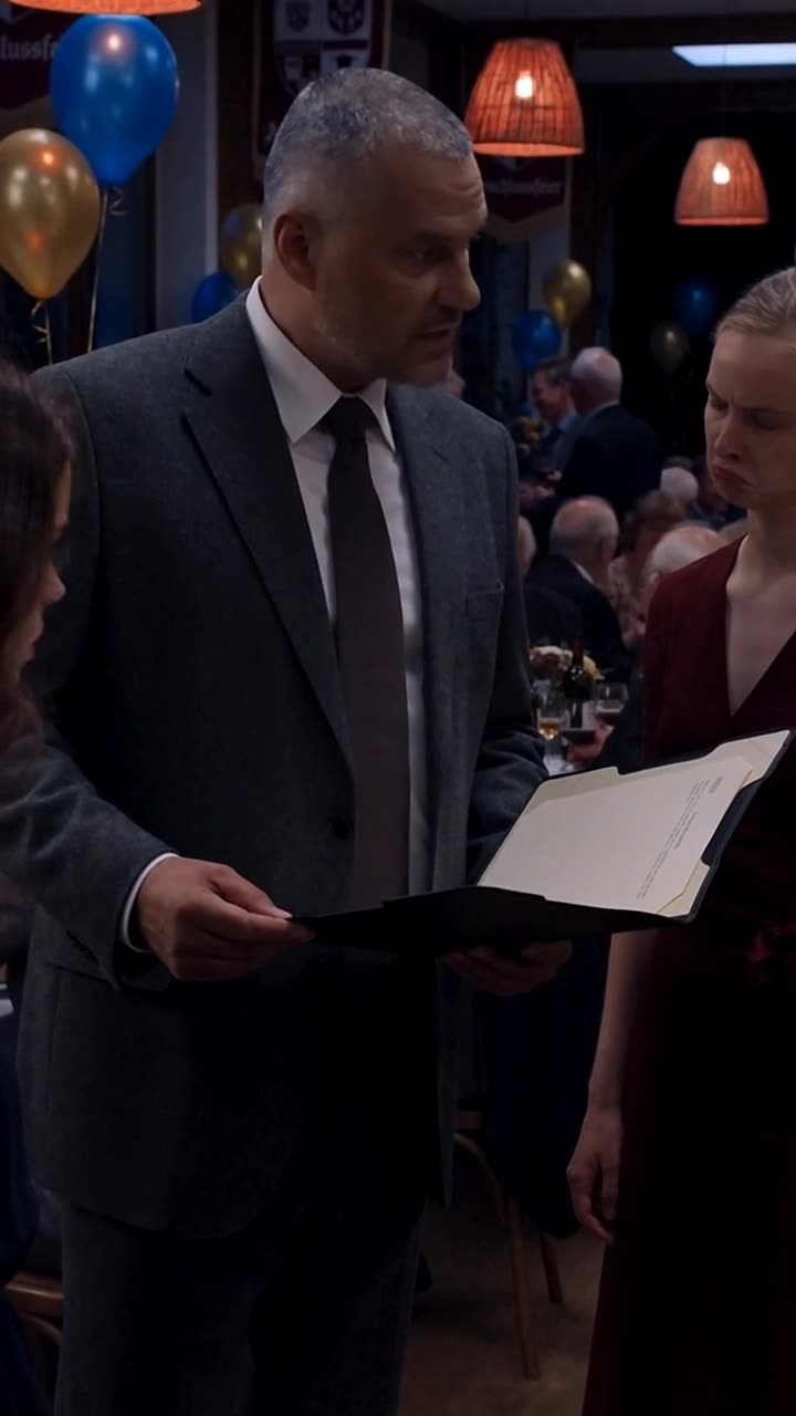 Thomas öffnet die Mappe und übergibt Lena vor den Augen Sophies den Vertrag.