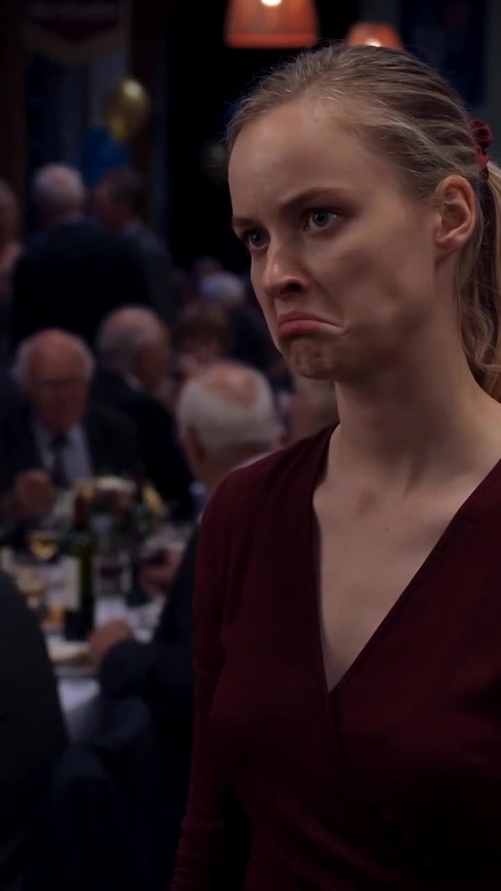 Die eifersüchtige Schwester verzieht ihr Gesicht zu einer hämischen Grimasse.