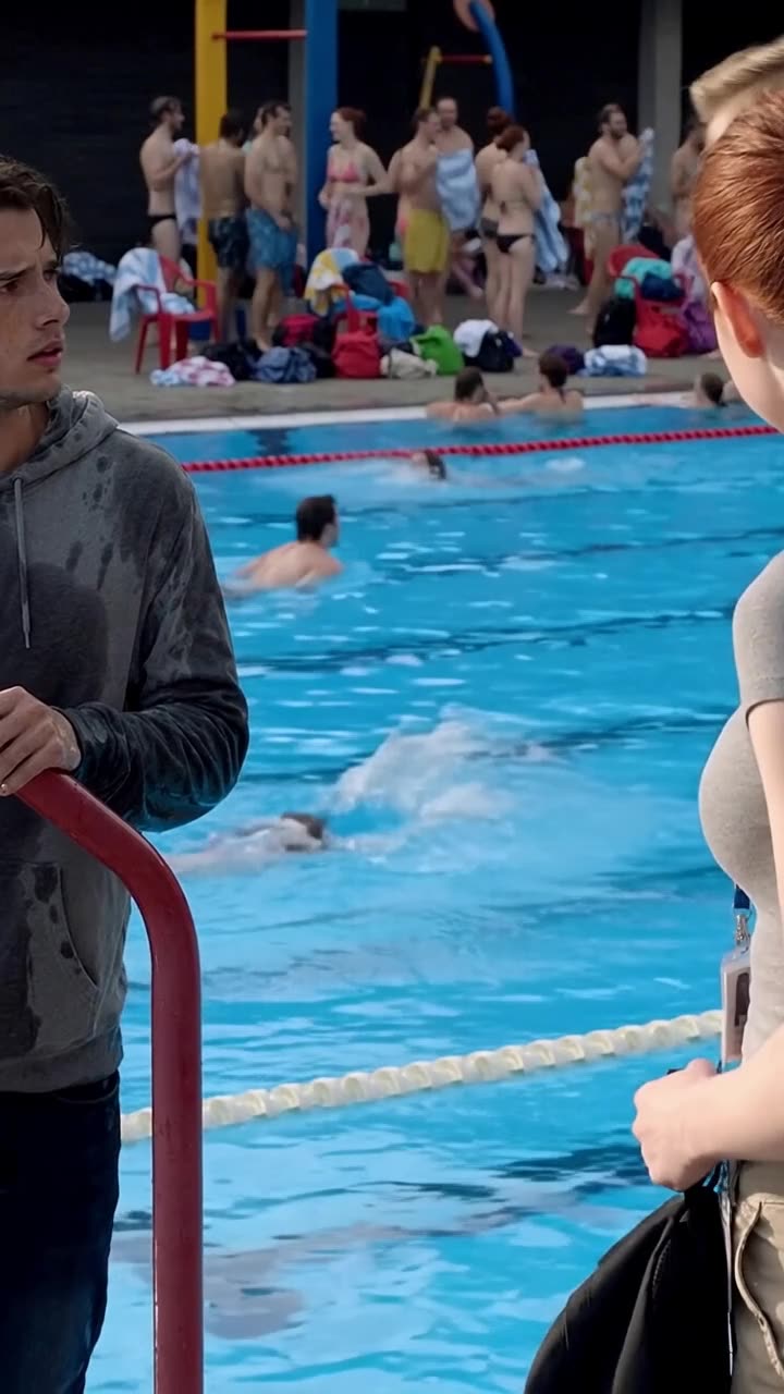Lukas weicht zurück und lässt den Rucksack los, während Greta ruhig bleibt.