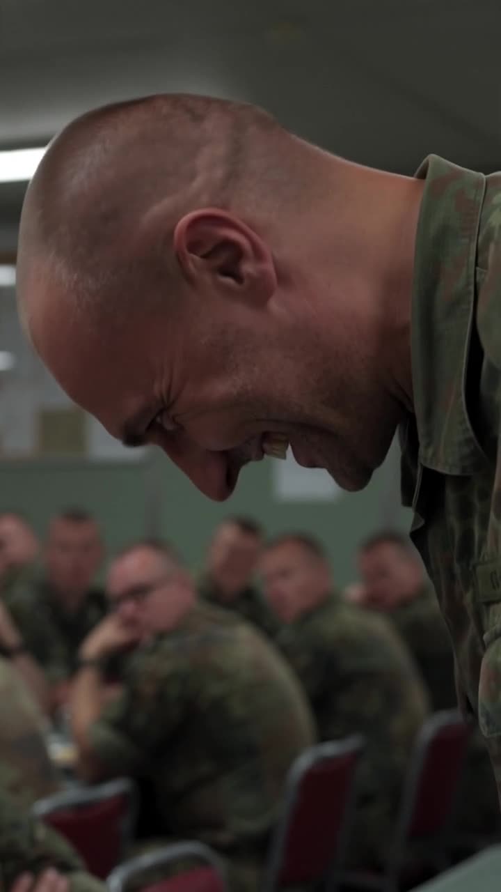 Markus lacht höhnisch auf, während die Soldaten im Hintergrund gespannt zusehen.