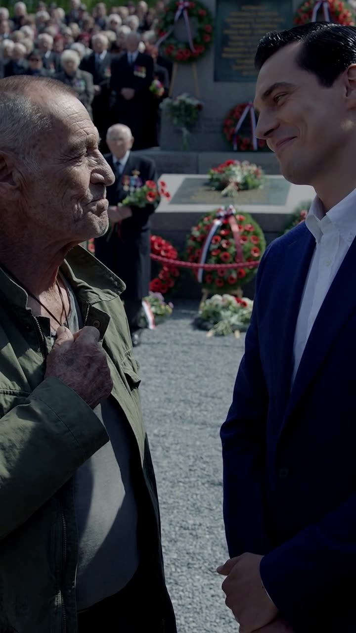 Heinrich blickt aufrecht, während Maximilian spöttisch und zunehmend nervös lacht.