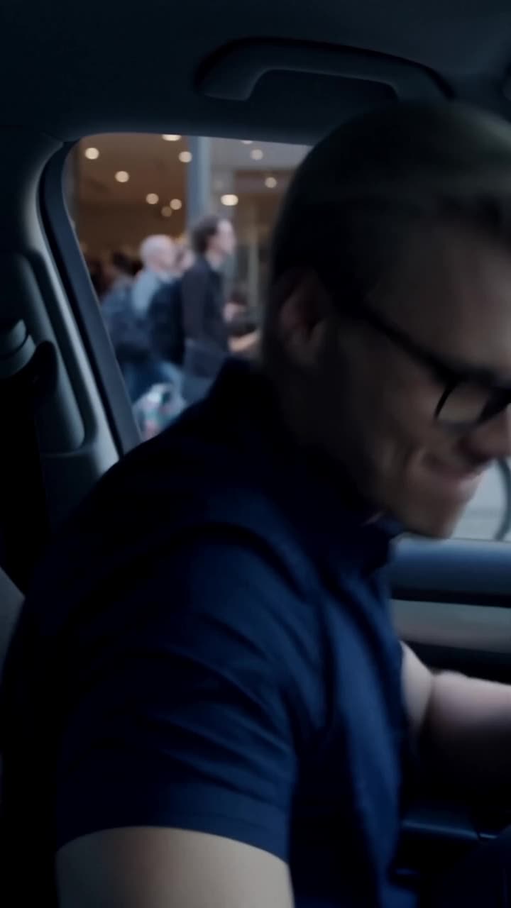 Marcel sitzt selbstgefällig grinsend im verriegelten Fahrzeug fest