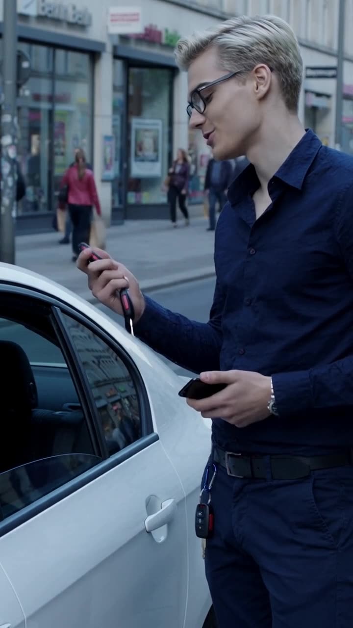 Lukas hält den Autoschlüssel siegessicher am Wagenfenster und konfrontiert den Dieb